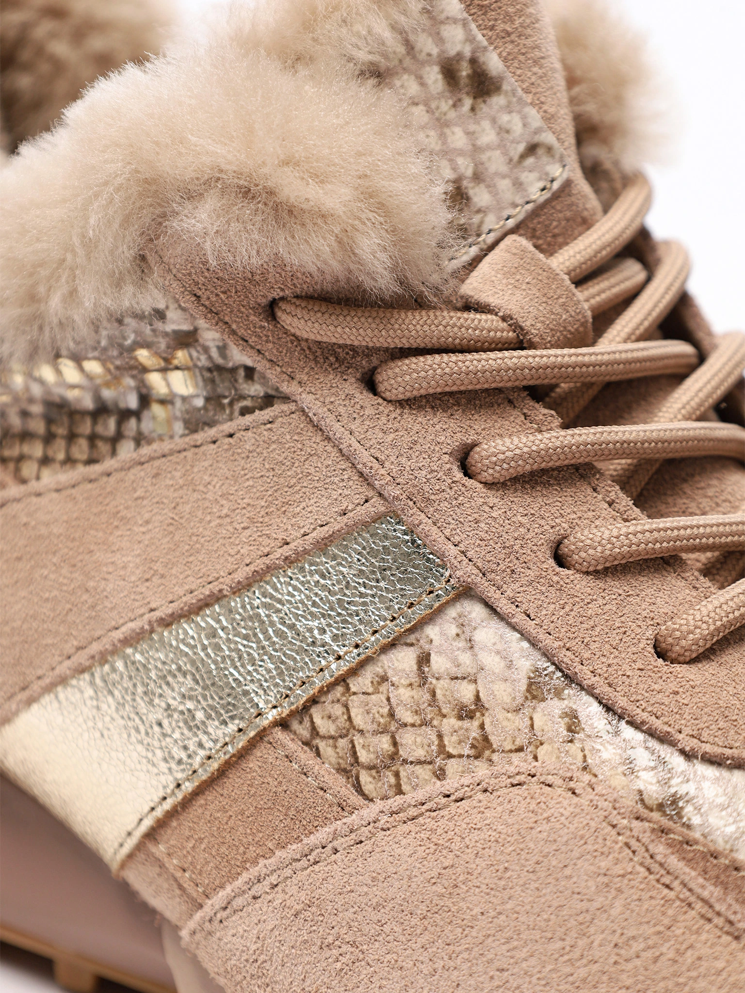 Кроссовки комбинированные темно-розового цвета с оторочкой на рельефной подошве